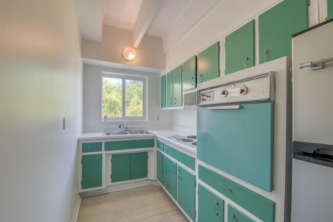 Building Photo - 1520 Lake Ave