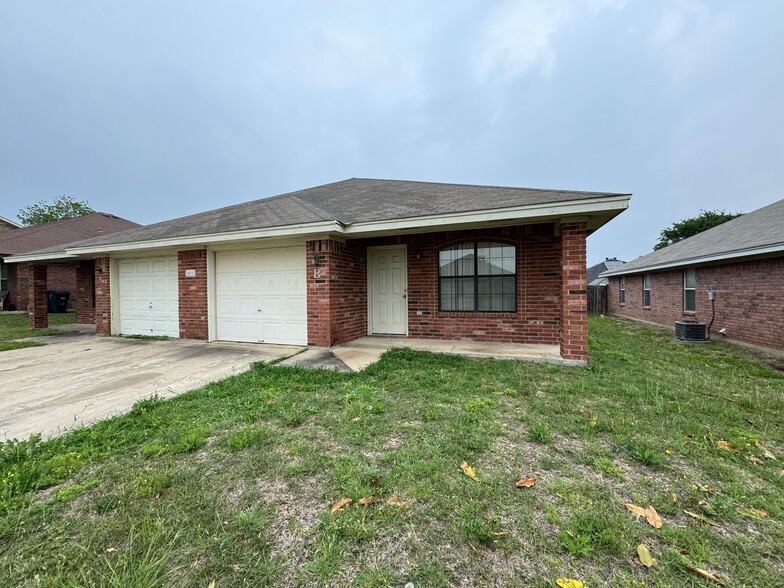 Building Photo - 5005 John David Dr