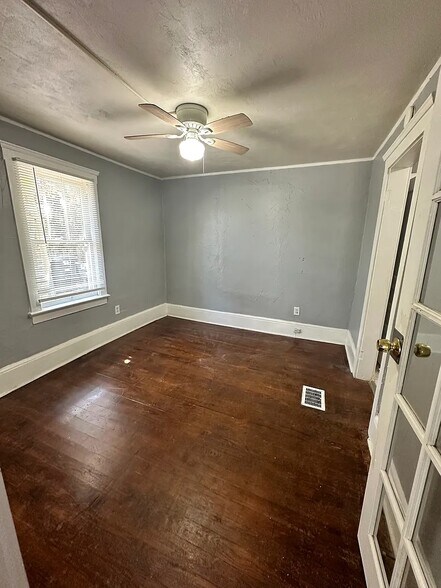 Building Photo - 827 N Oleander Ave