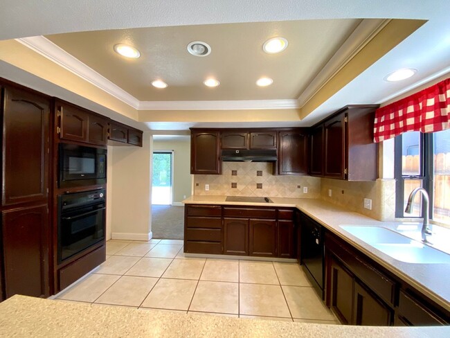 Building Photo - $2,295.00-  3 Bedroom Bullard & Fowler, Cl...