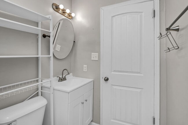 Building Photo - Cozy 2 Bedroom Home with Large Yard | Move-In Ready