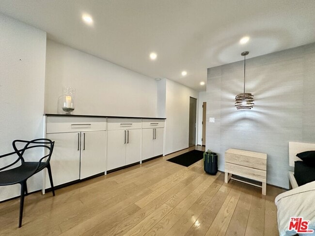 Building Photo - 999 N Doheny Dr