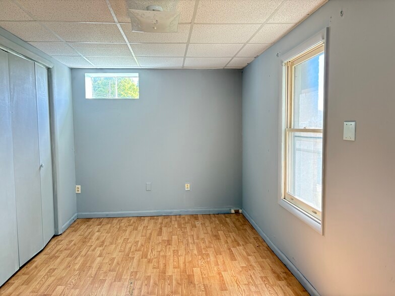Building Photo - 1406 Valley View Dr
