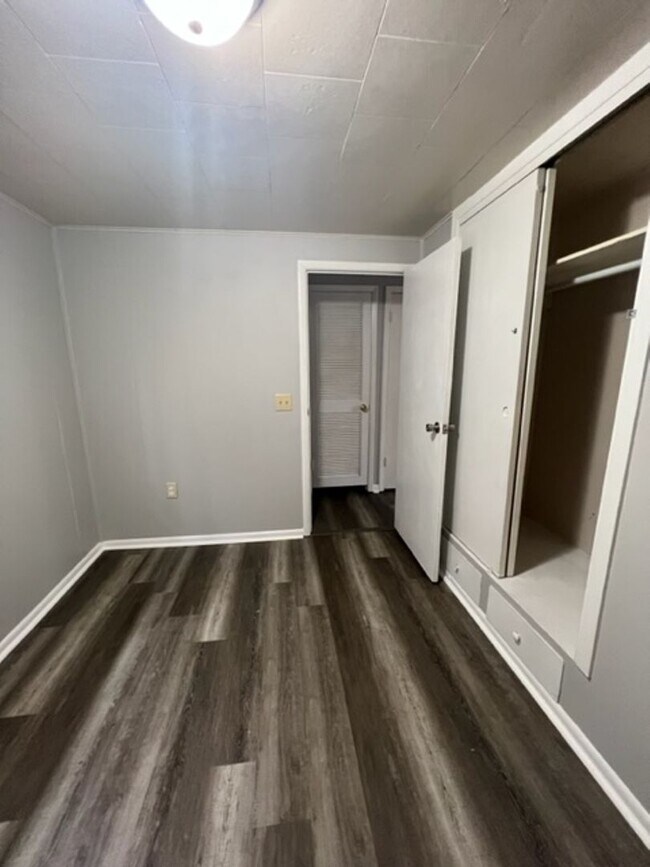 Building Photo - 601 Cedarwood Dr