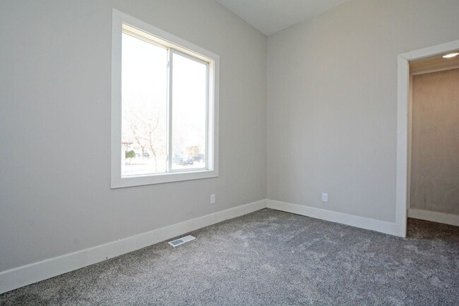 Building Photo - 294 Winifred St E