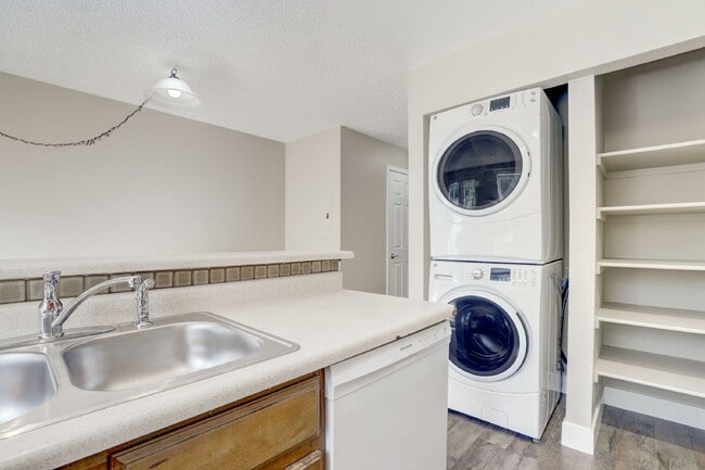 Building Photo - 2BR/2.5BA+ W/D -NEAR Cherry Creek Park