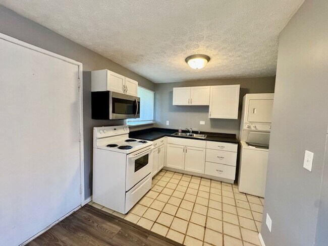 Building Photo - 3 Bedroom, 2 Bath Ranch Home with Garage and Fenced Yard in Huber Heights