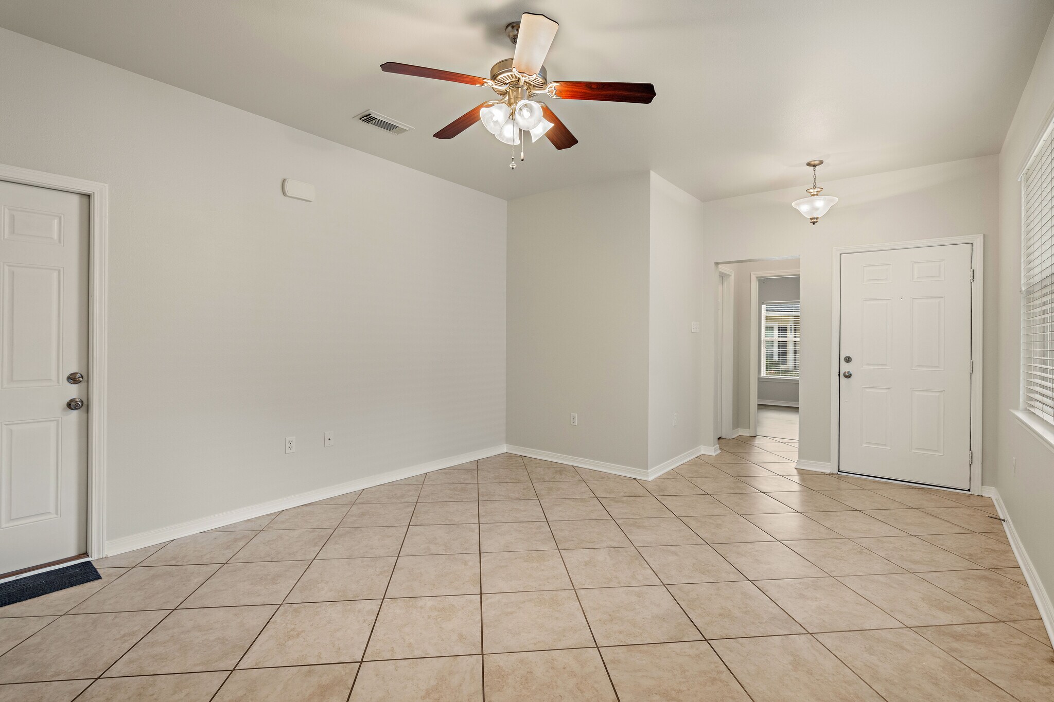 Living - 2084 Dundee Loop N
