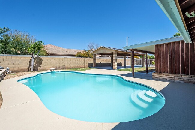 Building Photo - Move in Ready! 3 Bedrooms, 3 Bathrooms & P...