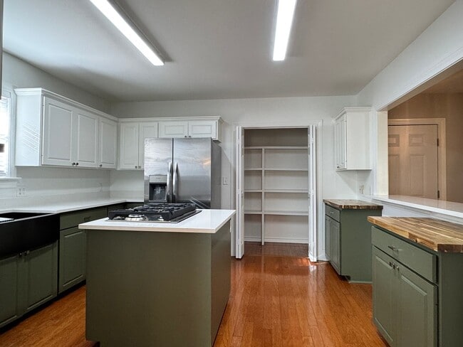 Building Photo - 627 W 2nd St