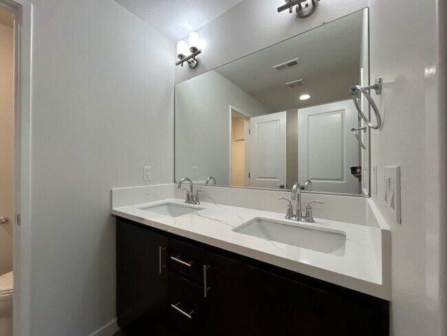 Building Photo - Beautifully Updated Bethany Townhome with Private Backyard and Modern Finishes