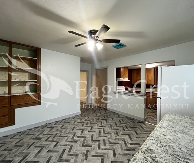 Building Photo - Comfortable 5 Bedroom Home with Modern Touches, Large Bedrooms & Front Porch