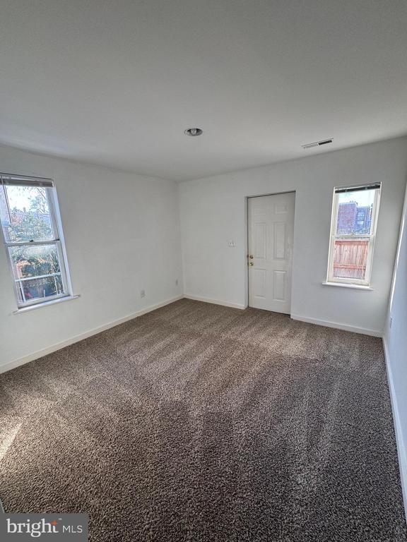 Building Photo - 526 8th St NE