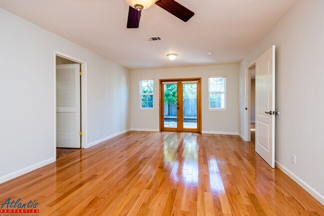 Building Photo - Gorgeous Home | Hardwood Flooring | A/C | Prime Location