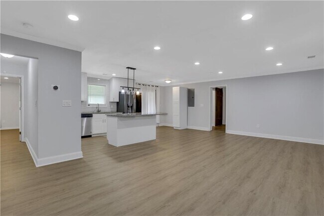 Building Photo - 3436 Pinehill Dr