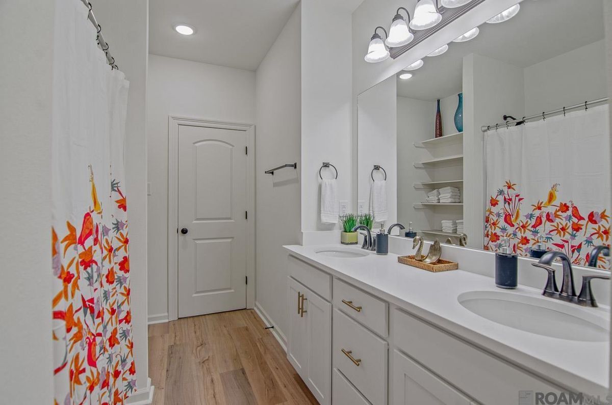 Building Photo - 5618 Cottage Lake Dr