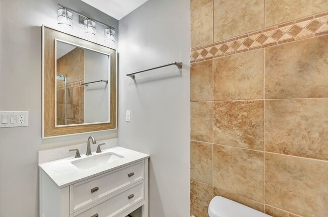 Building Photo - Completely Renovated Gem in Park Circle