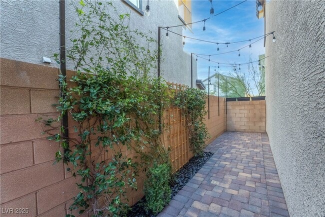 Building Photo - 10673 Sariah Skye Ave