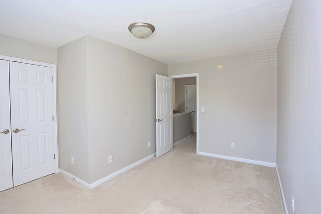 Building Photo - 915 Cinnamon Dr