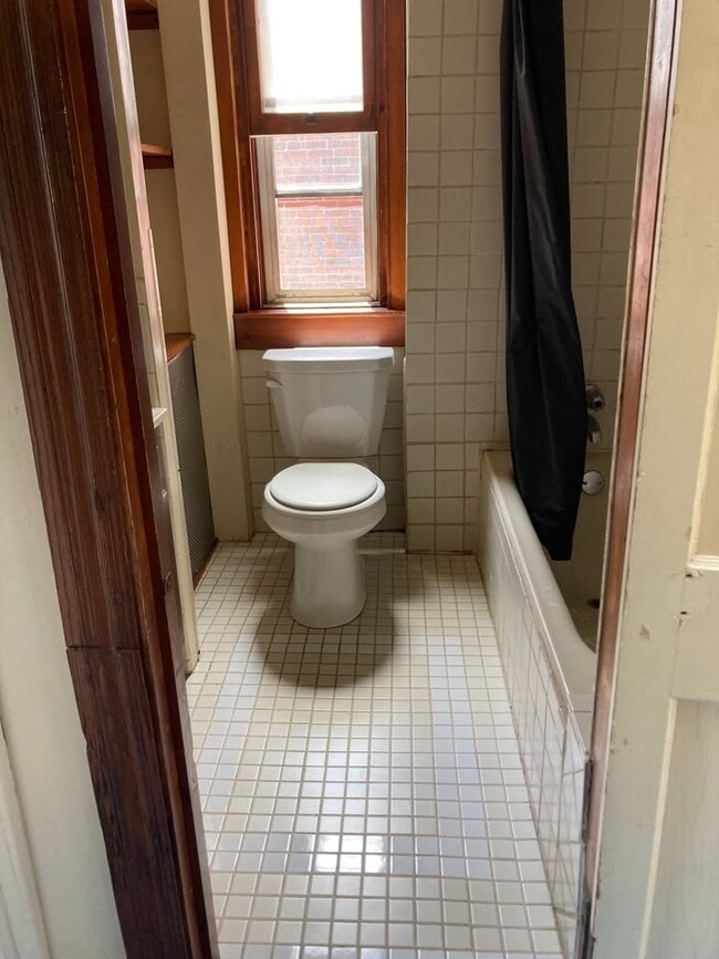 Tile bathroom, tub & shower - 227 Buckingham Pl