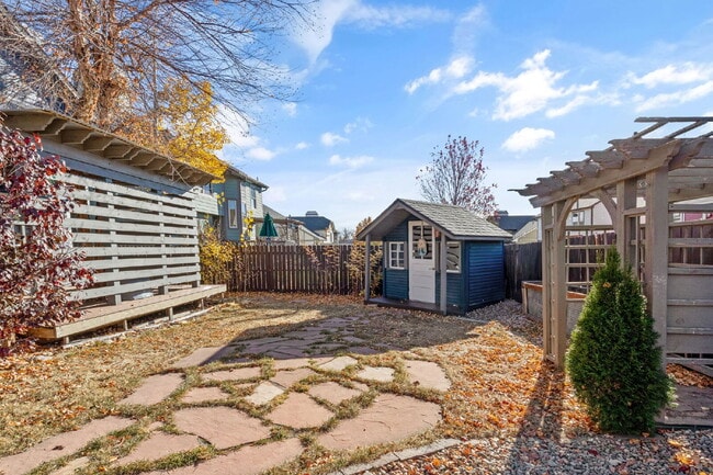 Building Photo - Beautiful 4 Bedroom Home with Backyard The...