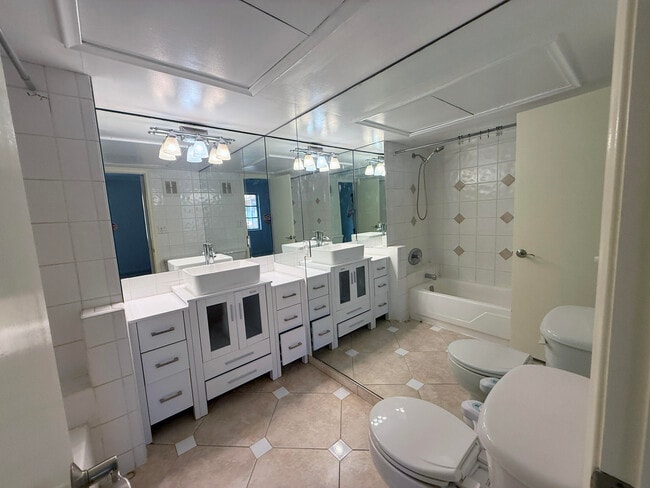 Building Photo - 136 NE 19th Ct