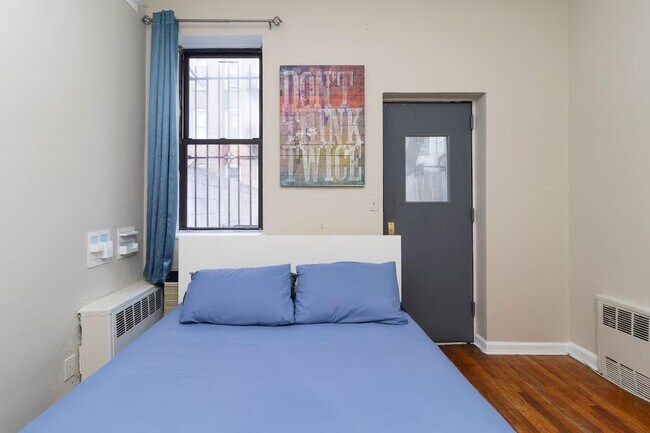 Building Photo - 250 E 82nd St