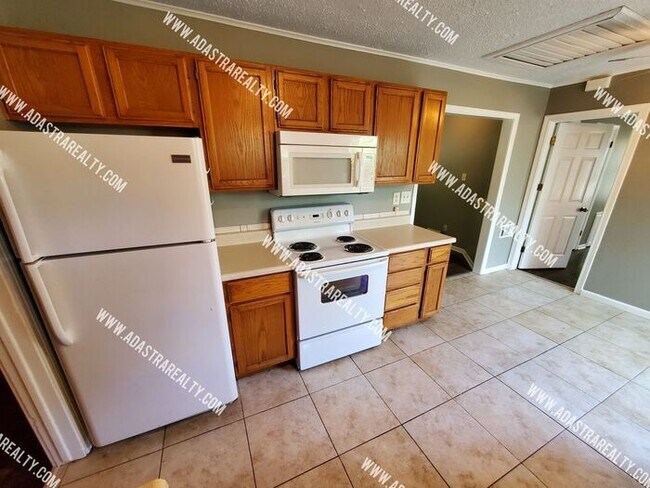Building Photo - Remodeled 2 Bedroom Raytown Home w/Potential 3rd Bedroom-Available NOW!!