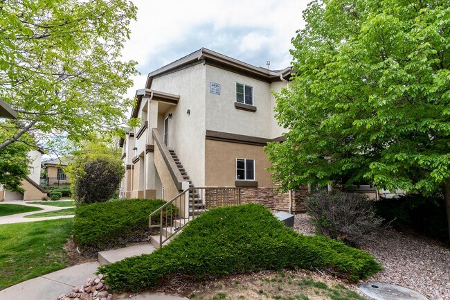 Building Photo - Delightful Condo in gated community!!