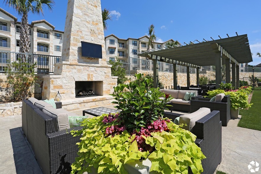 Outdoor Lounge - Marquis Cross Mountain