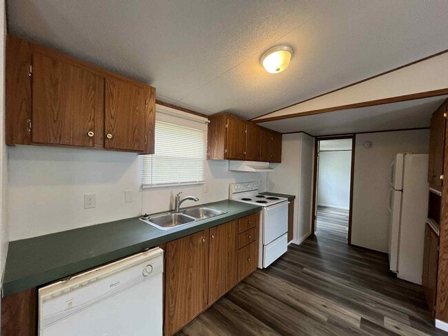 Building Photo - CUTE REMODLEDED 2 BEDROOM / 2 BATHROOM IN ...