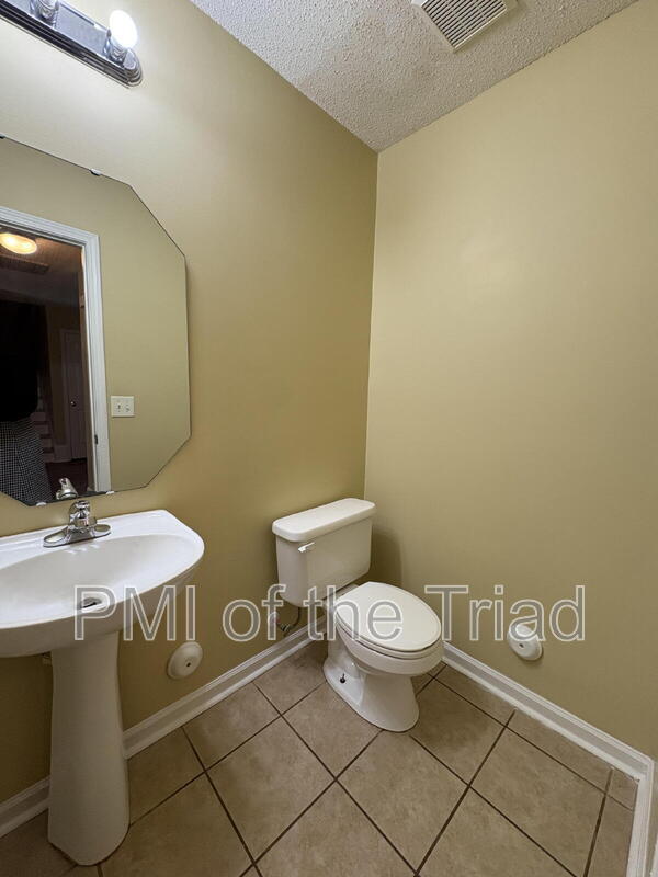 Building Photo - 152 Drewsbury Dr