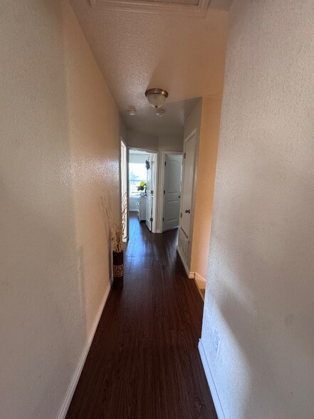 Building Photo - 1718 risen