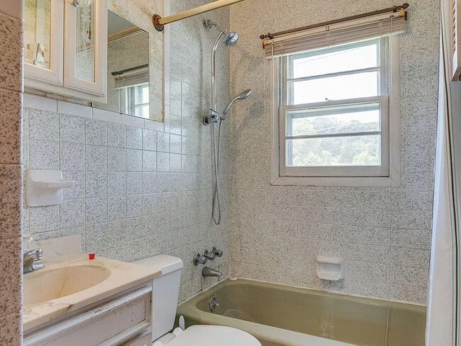 Building Photo - One-Level Living in Kingsport with Screened Porch & Large Yard