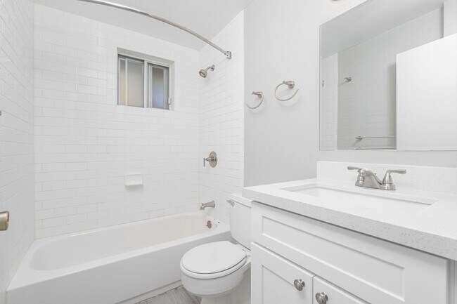 Building Photo - Stunning 3-Bedroom Home in Prime Glendale Location