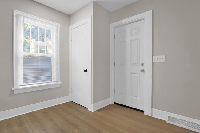Building Photo - Updated 3 Bedroom, 2 Bathroom Home with Sp...