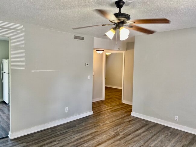 Building Photo - Hillcrest Apts: Rossville 2Bed/1Bath Apart...