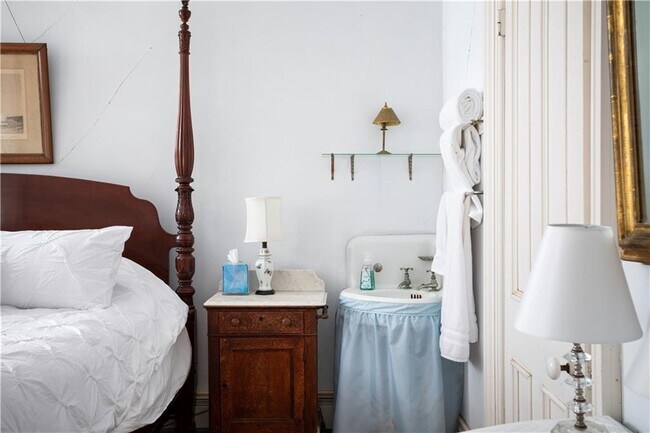 Building Photo - 138 Elm Dr