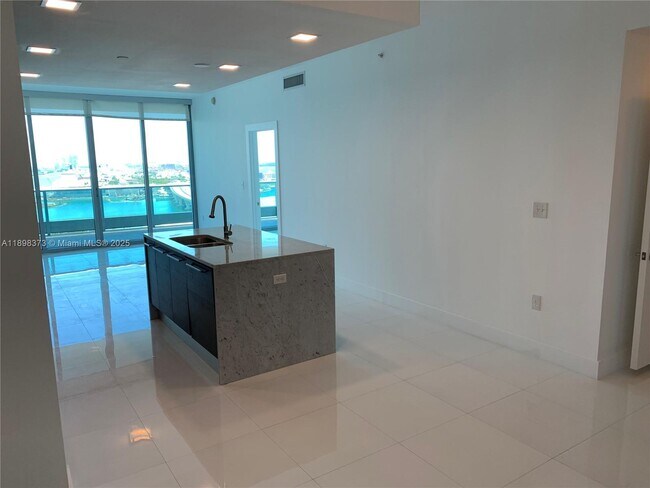 Building Photo - 900 Biscayne Blvd