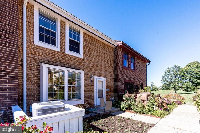 Building Photo - 2186 Golf Course Dr