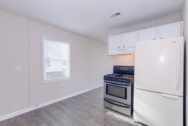 Building Photo - 106 Pine Grove Ave