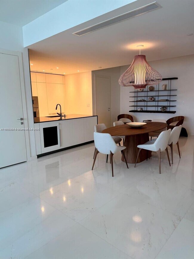Building Photo - 300 Biscayne Blvd Way