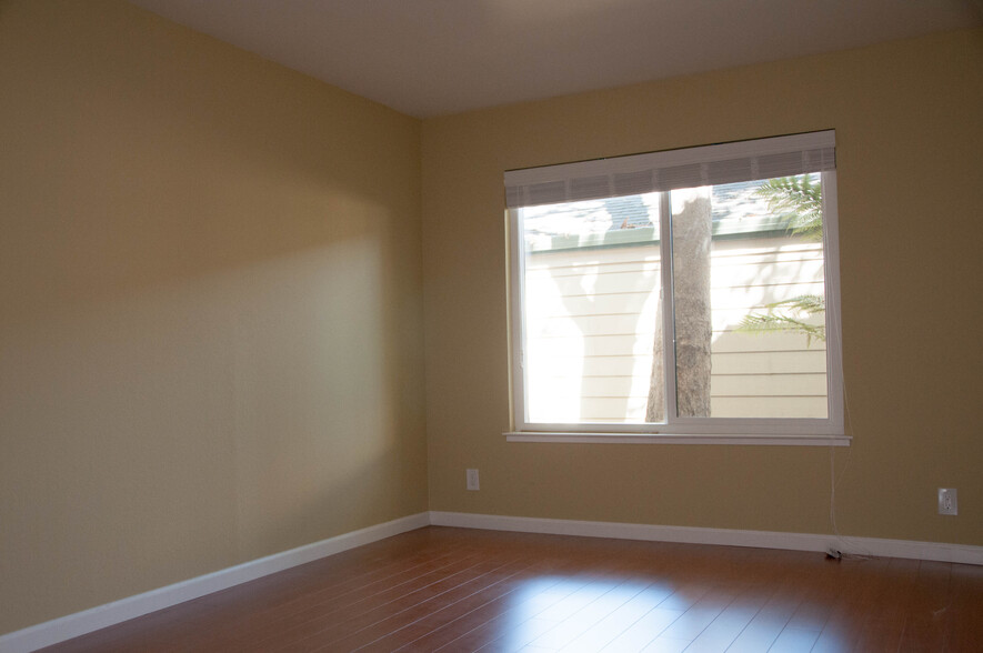 Bedroom - 905 W Middlefield Rd