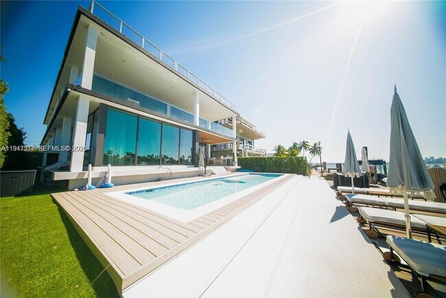 Building Photo - 7520 W Treasure Dr