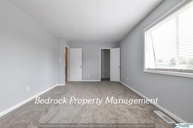 Building Photo - 2008 Woodmore Dr SE