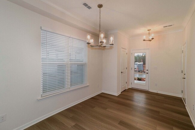 Building Photo - 2 Bedroom / 2.5 Bathroom Townhouse in Concord