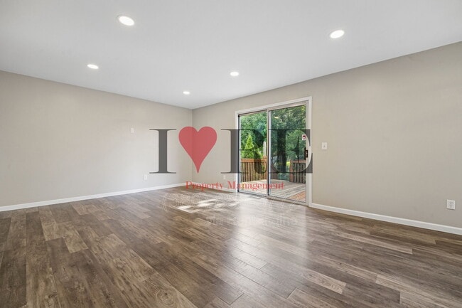 Building Photo - 3048 Hollybank Rd