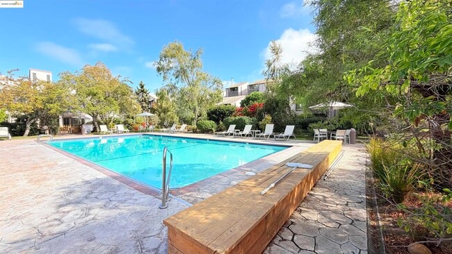 Building Photo - 2101 Shore Line Dr