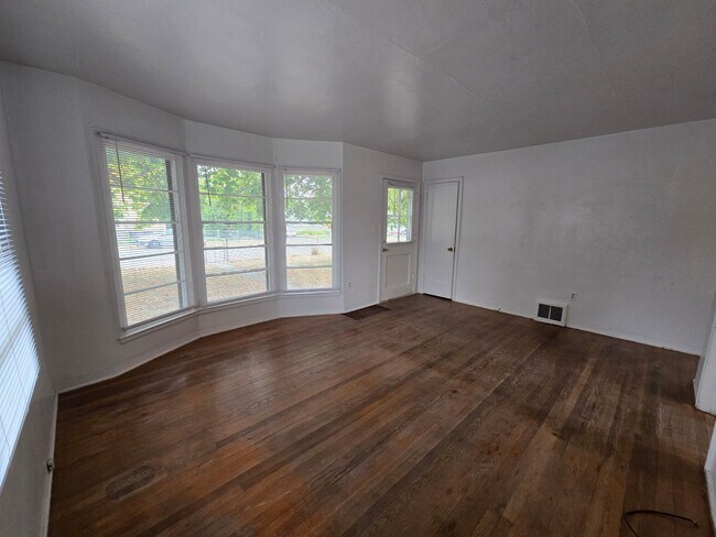 Building Photo - Spokane Valley Home Available Now!