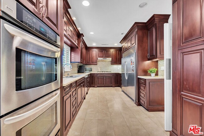 Building Photo - 326 N Doheny Dr